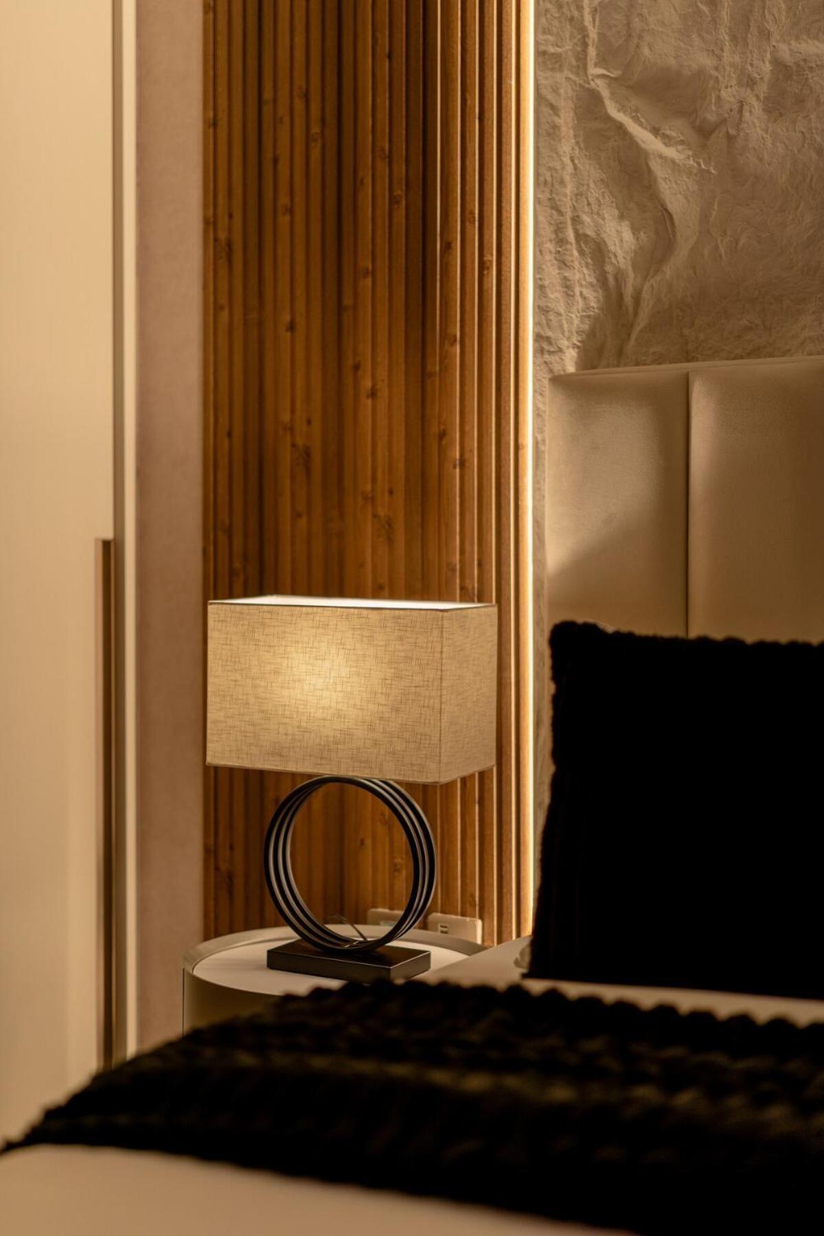 Apartment Nasma Luxury - Chic Highrise 1 Bedroom In The Heart Of